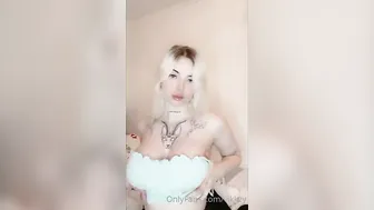 Vikkzy Show Obliques In Her Latest Compilation