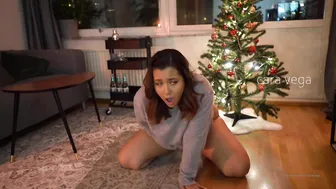 Busty Scandidreamgril Rides A Dildo On Xmas