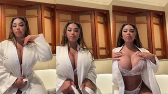Tootatis Teases With Boobs
